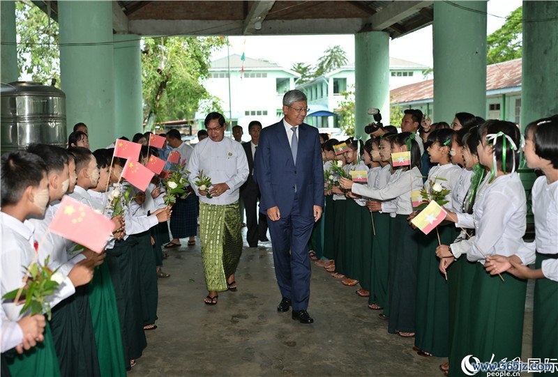 学生列队欢迎陈海大使和梭登首席部长。人民网记者谢佳君摄