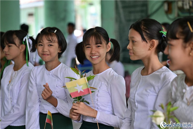 莱达雅第14中学学生在欢迎仪式上上海期货配资官网。人民网记者谢佳君摄